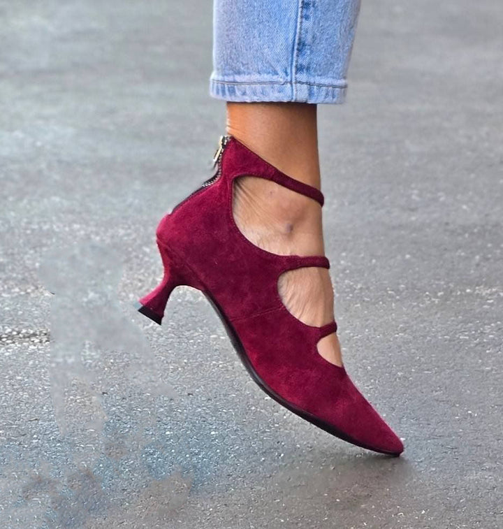 DECOLLETE WITH STRAPS AND LOW HEEL